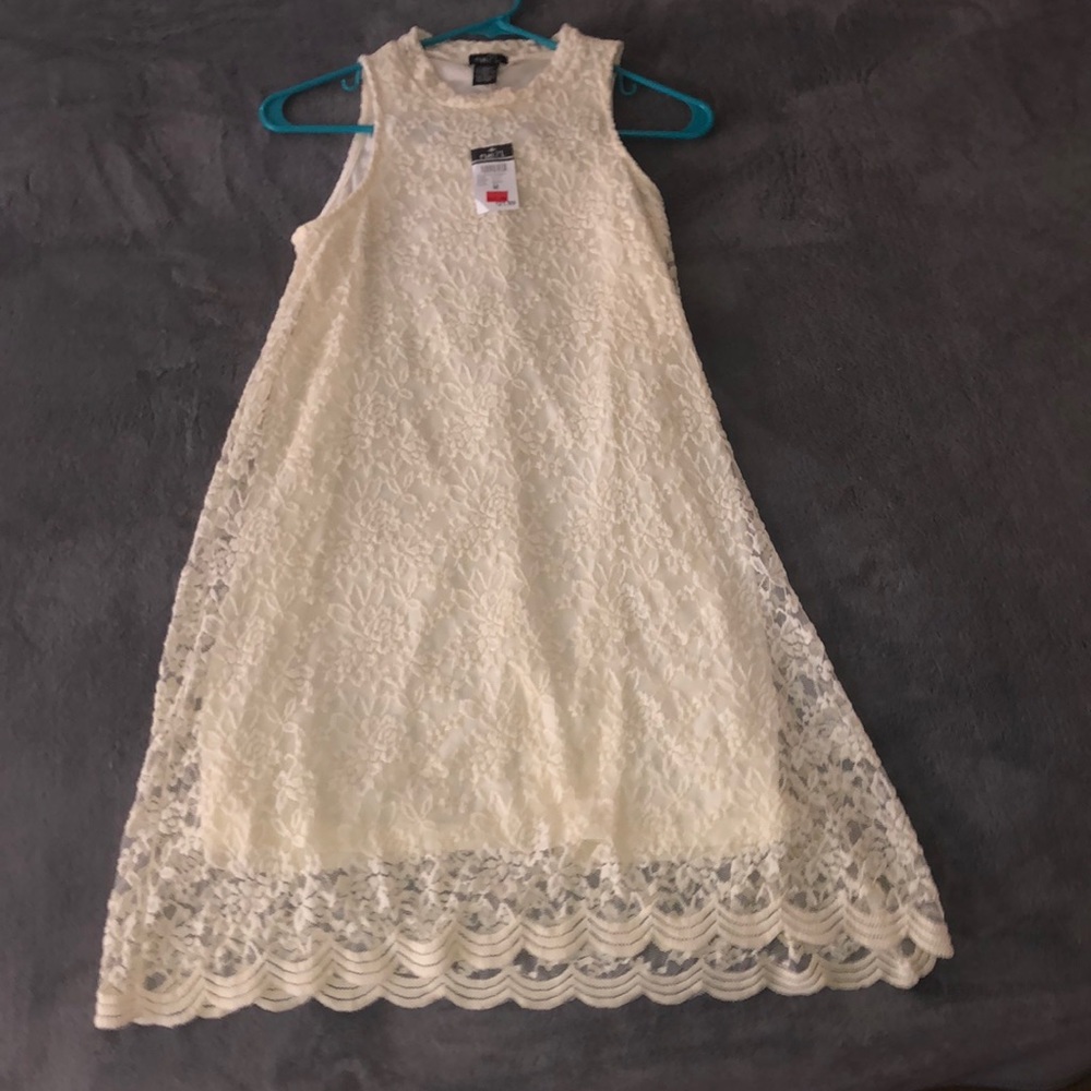Off-White Rue 21 Lace Dress in great condition only worn once w/ tag attached